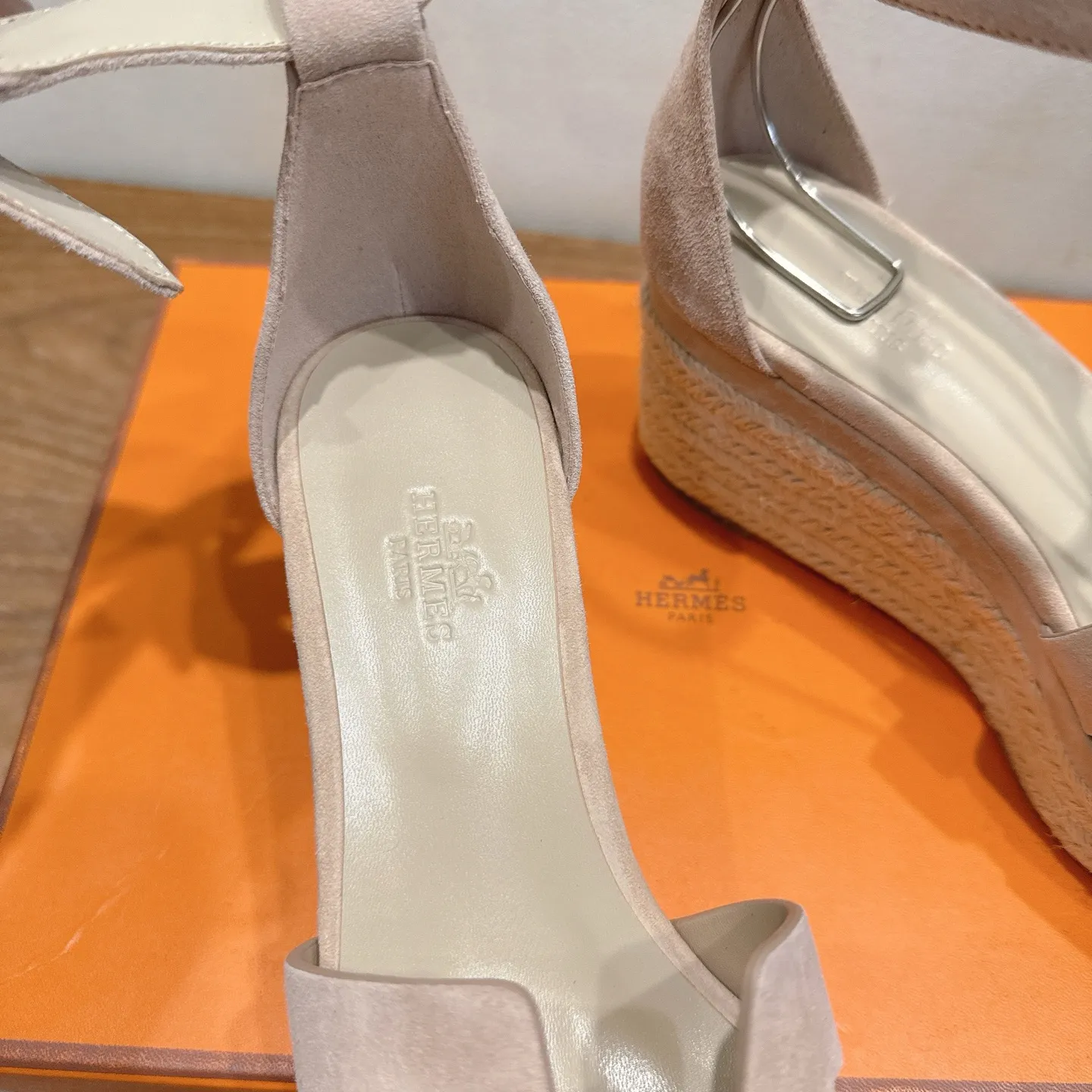 👟👟Ex-factory price 720👟👟 Hermes... a Eclair 2025 new color + popular series, the version is super positive, with a certain thickness, which makes the legs longer! Breathable, comfortable calfskin, spring and summer color matching, this item is both beautiful and comfortable! Channel supply code size: 35-39 can be ordered as 40.41 with airplane box ➕20